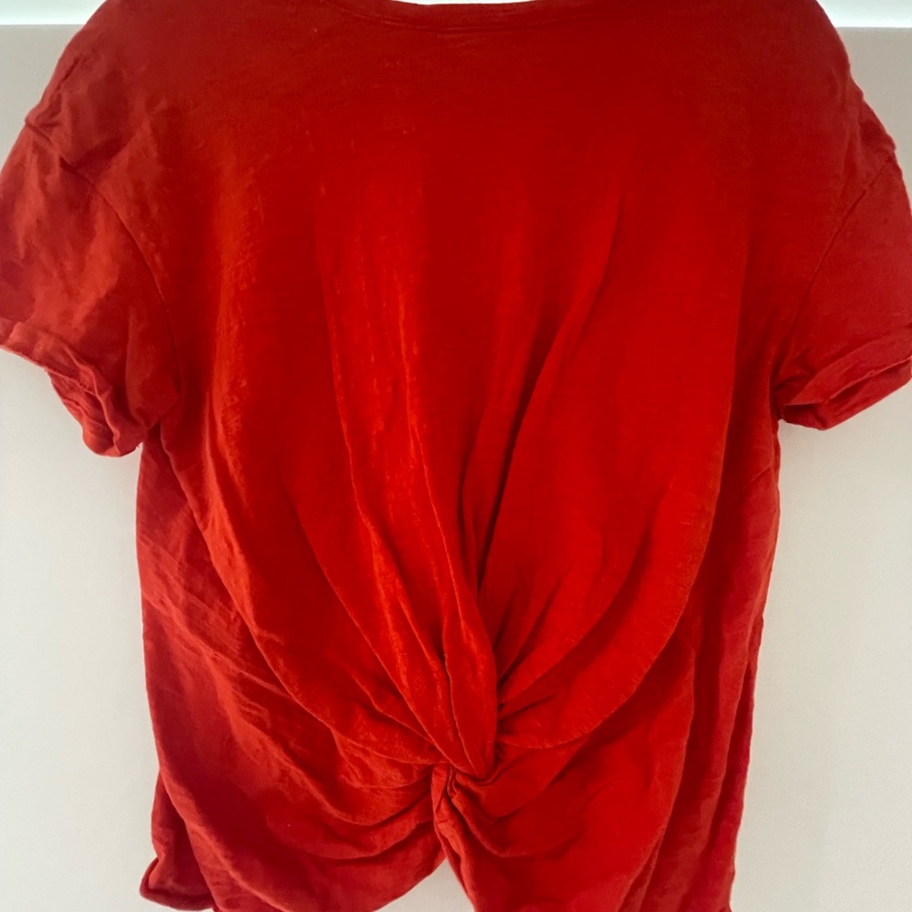 Red twist bottom tee
